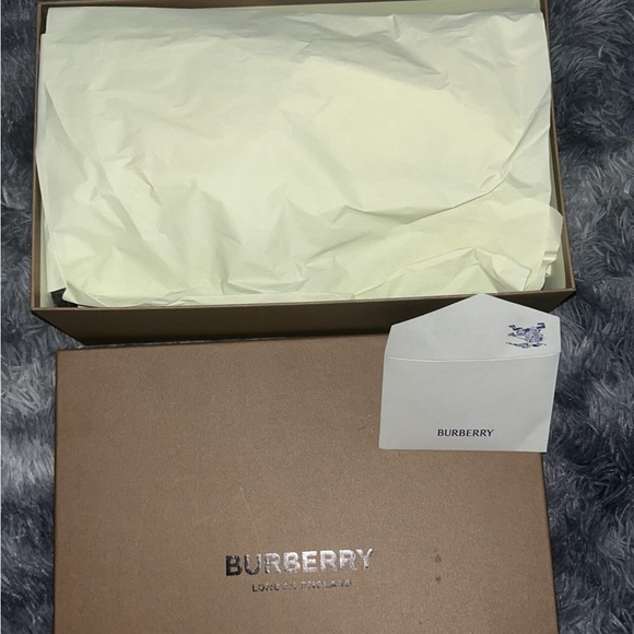 BRAND NEW BURBERRY SLIDES - Picture 3 of 3